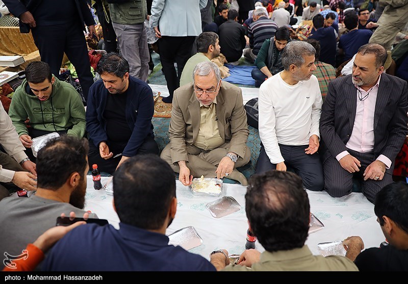 عکس/ حضور وزیر بهداشت در جمع معتکفین دانشگاه تهران