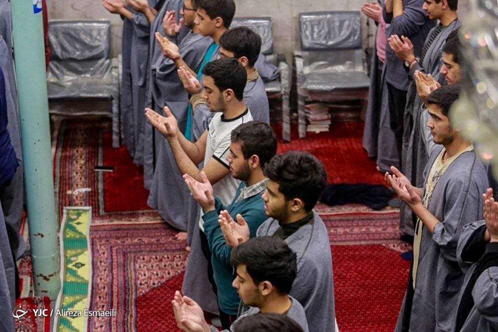عکس/ حضور گسترده جوانان و نوجوانان در مراسمات اعتکاف ماه رجب