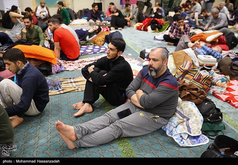 عکس/ حضور وزیر بهداشت در جمع معتکفین دانشگاه تهران