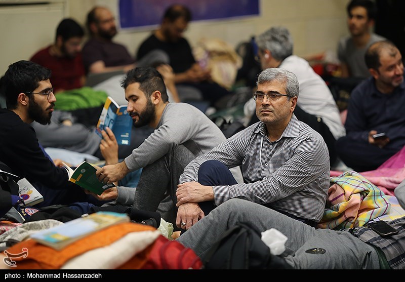 عکس/ حضور وزیر بهداشت در جمع معتکفین دانشگاه تهران
