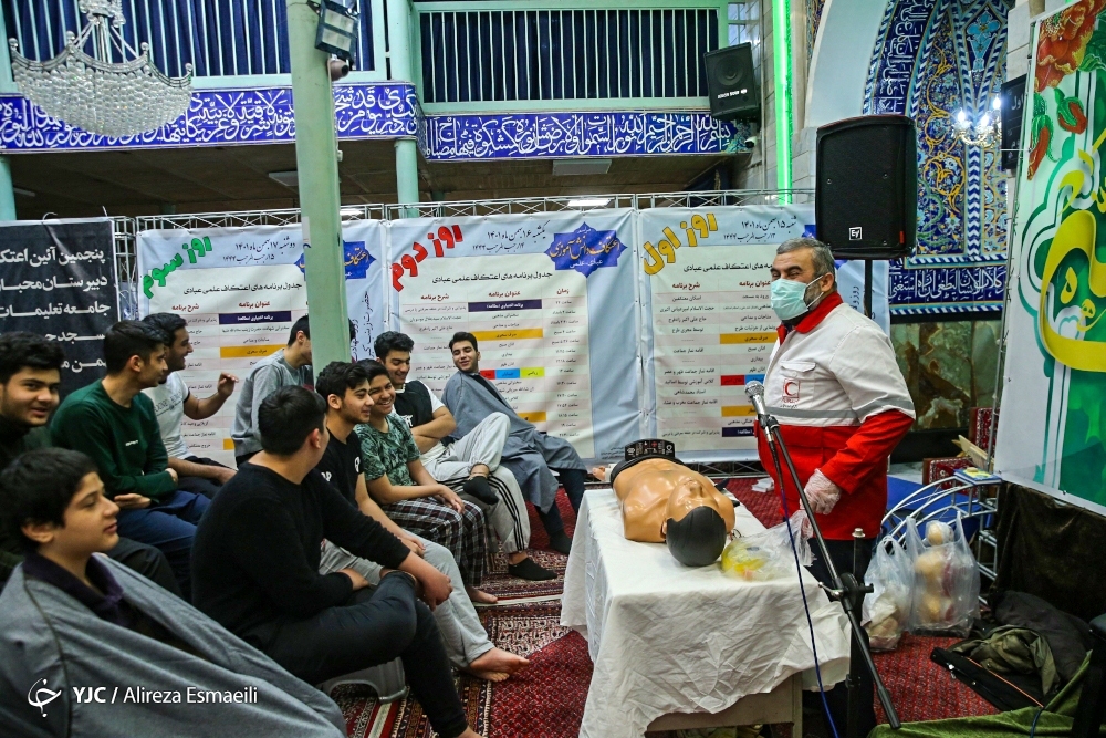 عکس/ حال و هوای دانش آموزان معتکف در تهران