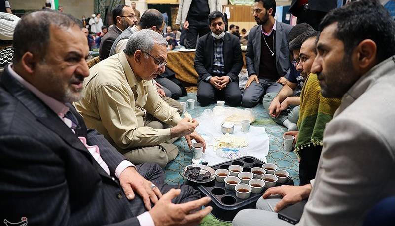 عکس/ حضور وزیر بهداشت در جمع معتکفین دانشگاه تهران