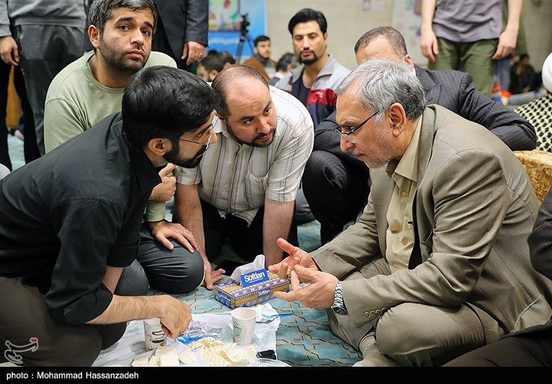 عکس/ حضور وزیر بهداشت در جمع معتکفین دانشگاه تهران