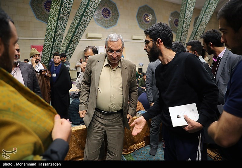 عکس/ حضور وزیر بهداشت در جمع معتکفین دانشگاه تهران
