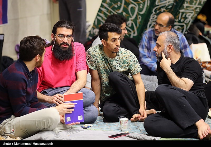 عکس/ حضور وزیر بهداشت در جمع معتکفین دانشگاه تهران