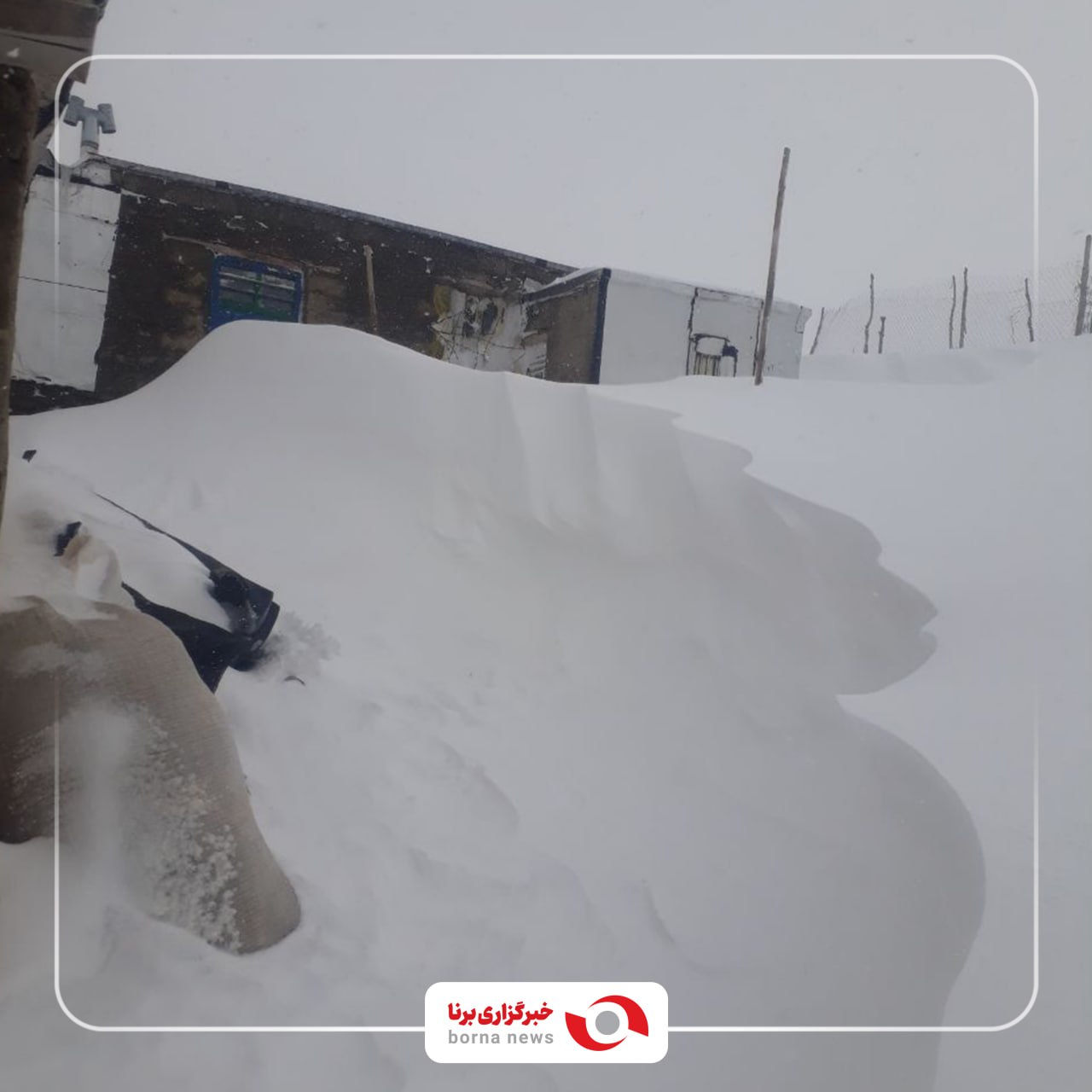 تصویر زیبای کولاک برف در ورودی یکی از خانه‌های روستایی سقز!