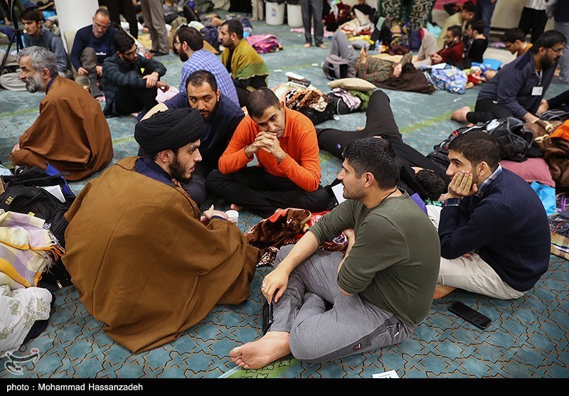 عکس/ حضور وزیر بهداشت در جمع معتکفین دانشگاه تهران