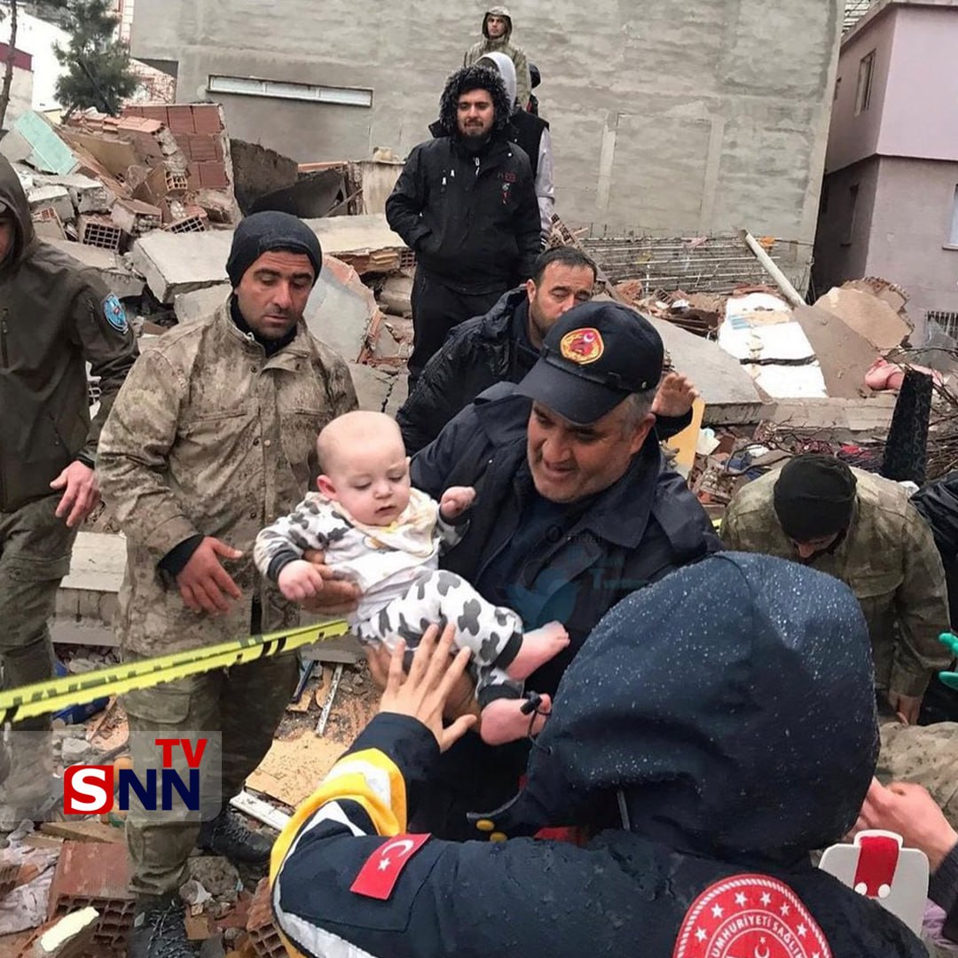 عکس/ نجات معجزه‌آسای یک نوزاد از زیر آوار در ترکیه
