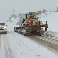 رهاسازی ۱۲۰ خودروی گرفتار در برف جاده‌های آذربایجان‌غربی