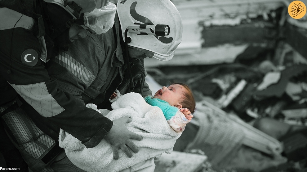 عکس/ نجات معجزه آسا مادر و نوزاد ۲۹ ساعت پس از زلزله از زیر آوار 