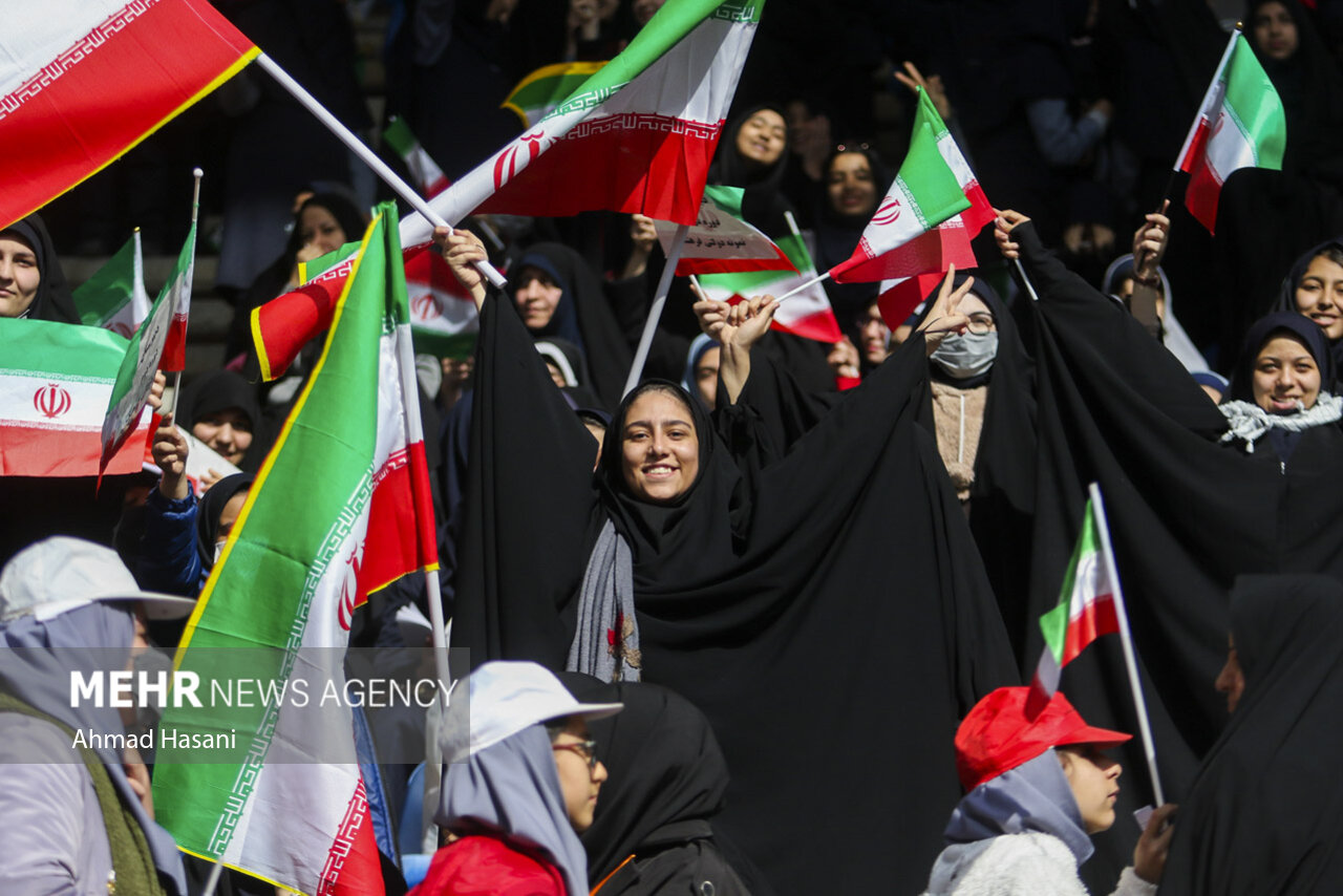 عکس/ جشن ۳۰ هزار نفری دختران دهه هشتادی انقلاب