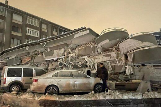 لحظه فرو ریختن ناگهانی ساختمان‌های ترکیه پس از زلزله