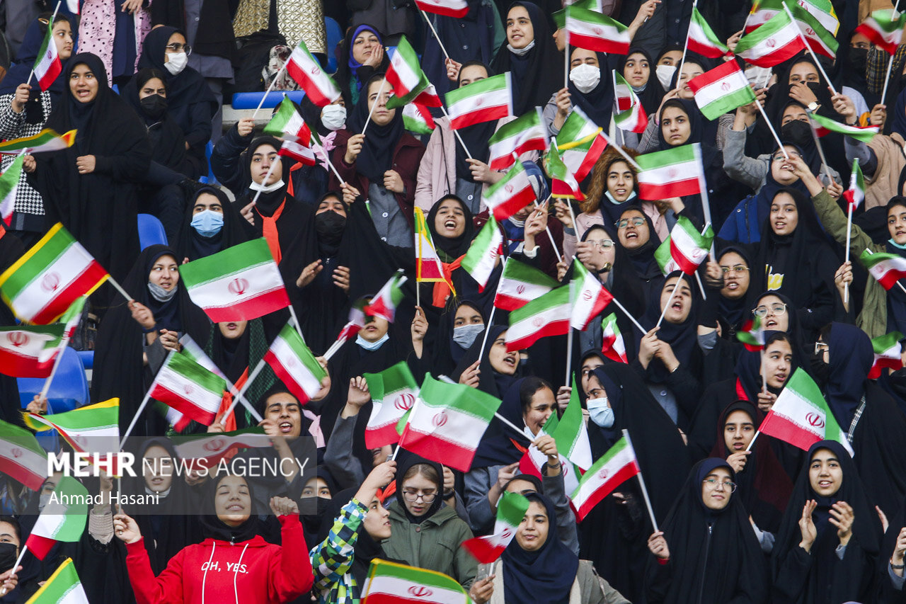 عکس/ جشن ۳۰ هزار نفری دختران دهه هشتادی انقلاب