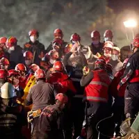 زنده خارج شدن دو نفر از زیر آوار در ترکیه پس از ۲۶ ساعت  