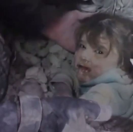 لحظات تاثر برانگیز نجات دختربچه سوری از زیر آوار ساختمان 