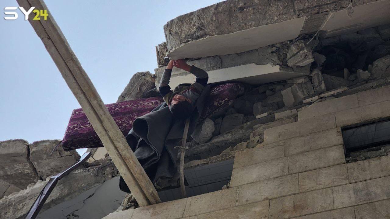 عکس/ نجات پسر سوری که دیروز زیر آوار مانده بود