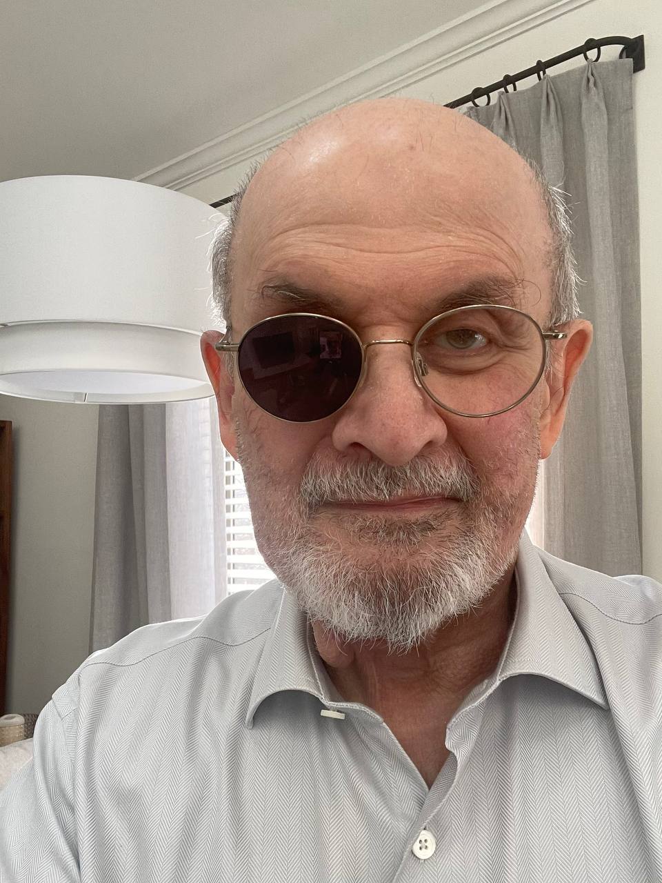 تازه‌ترین تصویر از «سلمان رشدی» با یک چشم