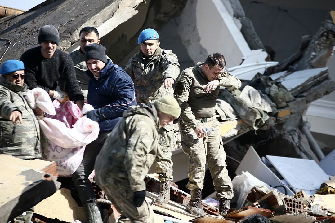 عکس/ اشک های یک سرباز ترکیه ای در جریان عملیات نجات زلزله زدگان