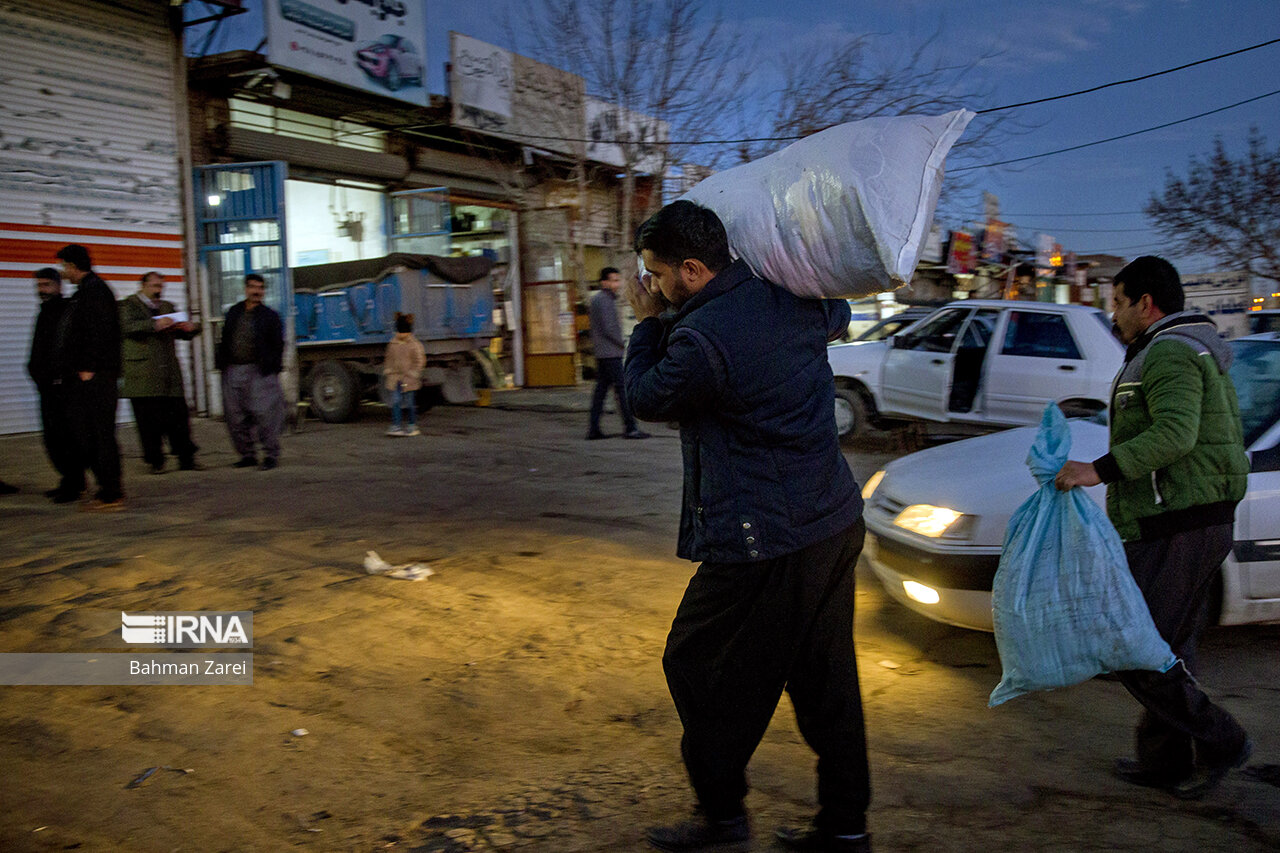 عکس/ جمع آوری کمکهای مردمی برای زلزله زدگان خوی