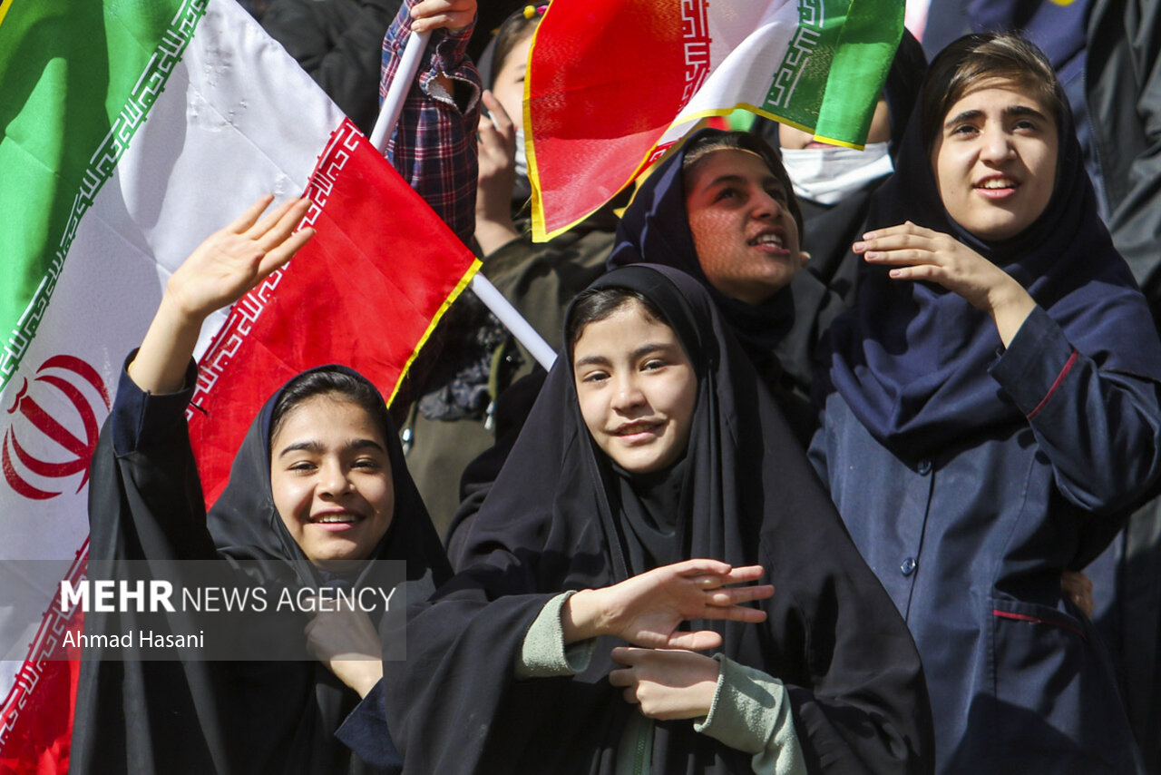 عکس/ جشن ۳۰ هزار نفری دختران دهه هشتادی انقلاب