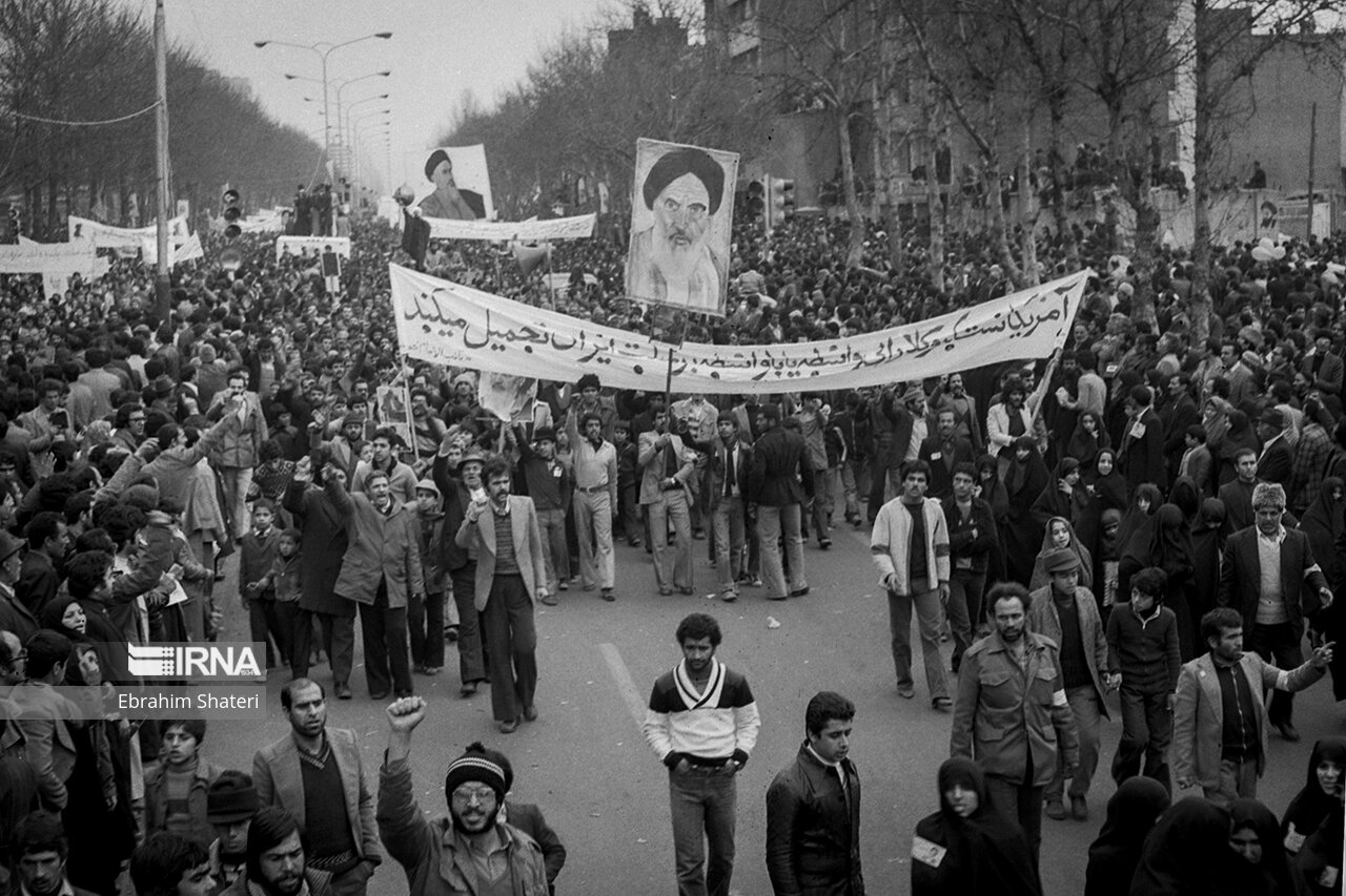 عکس/ روز شمار انقلاب؛ حمایت مردم از حکم امام خمینی(ره)