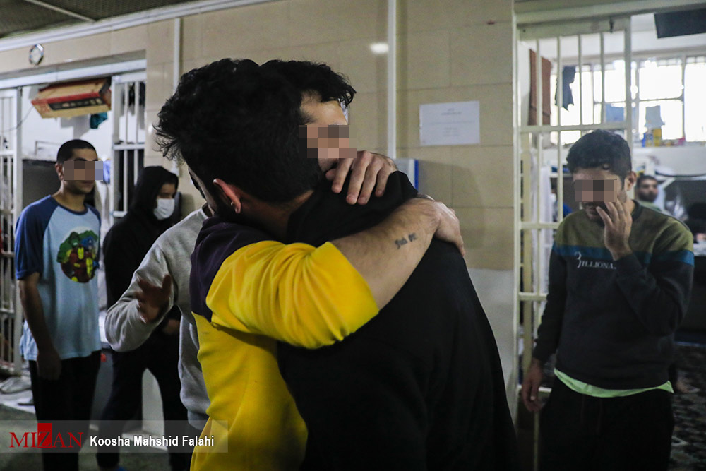 عکس/ آزادی زندانیان واجد شرایط عفو در زندان مرکزی کرج