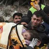 شرایط دشوار زلزله‌زدگان ترکیه؛ مردم در خودروها می‌خوابند