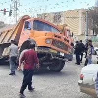 فرونشست زمین در بوئین زهرا و سقوط یک دستگاه کامیون در آن
