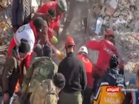 نجات کودک ترکیه‌اى بعد از 60 ساعت از زیر آوار!