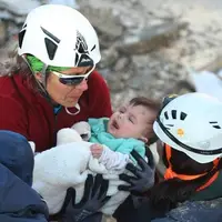 واکنش مادر به نجات فرزندش پس از ۵۶ ساعت از زیر آوار