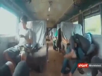 قطار مسافربری میانمار رو مشاهده می‌کنید