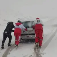 امدادرسانی به خودروهای گرفتار در برف جاده نورآباد-نهاوند  