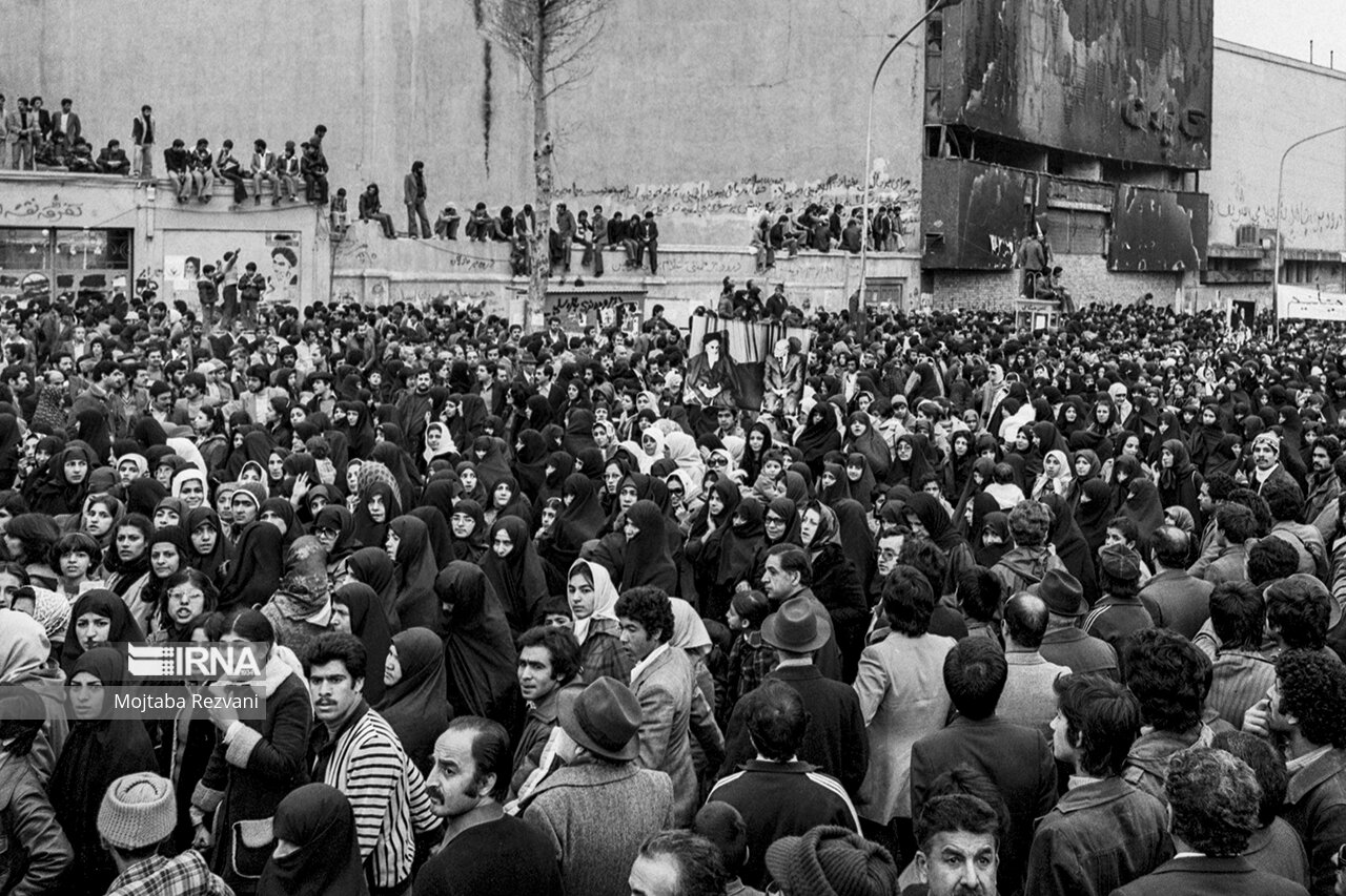 عکس/ روز شمار انقلاب؛ حمایت مردم از حکم امام خمینی(ره)