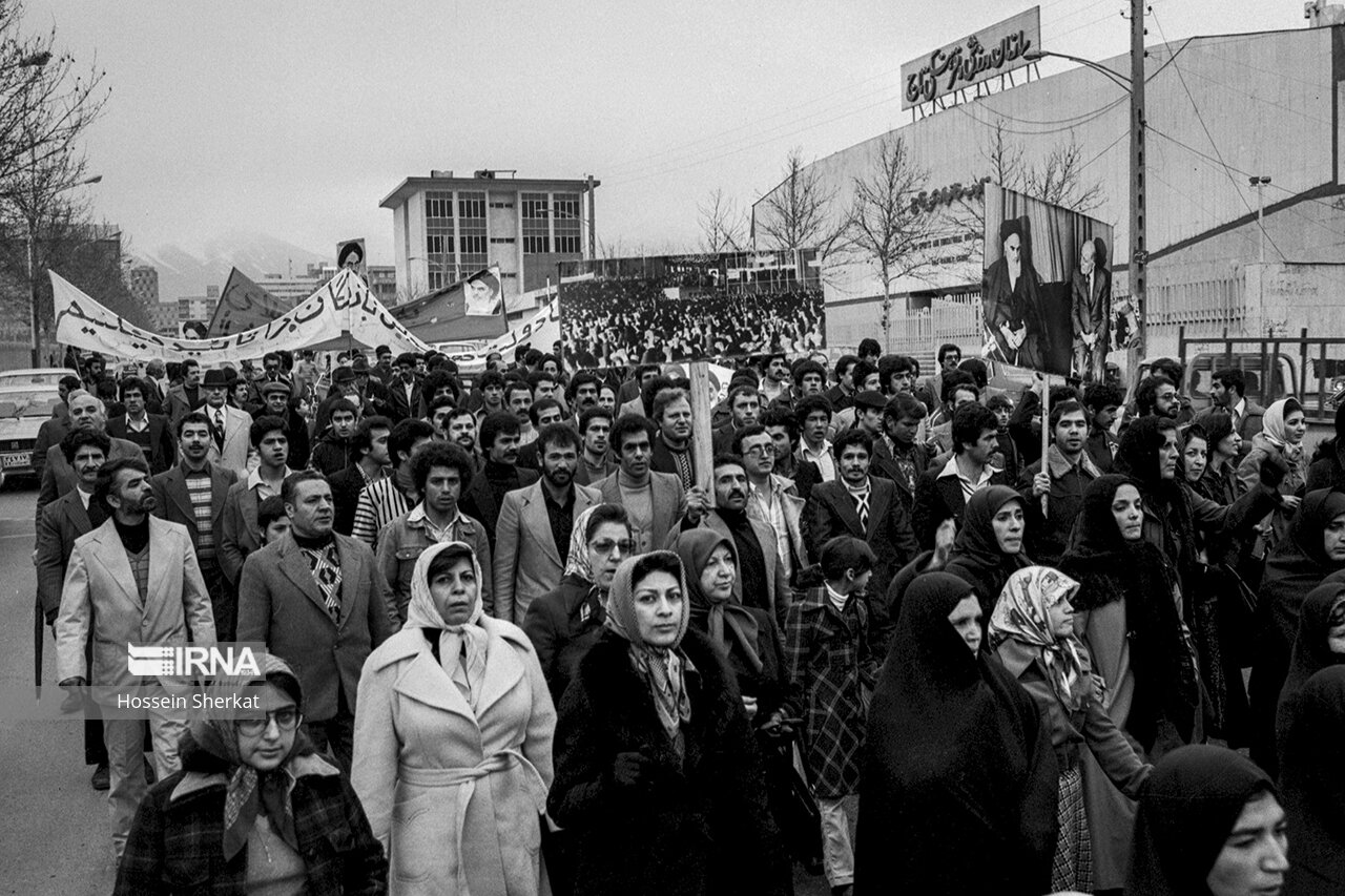 عکس/ روز شمار انقلاب؛ حمایت مردم از حکم امام خمینی(ره)