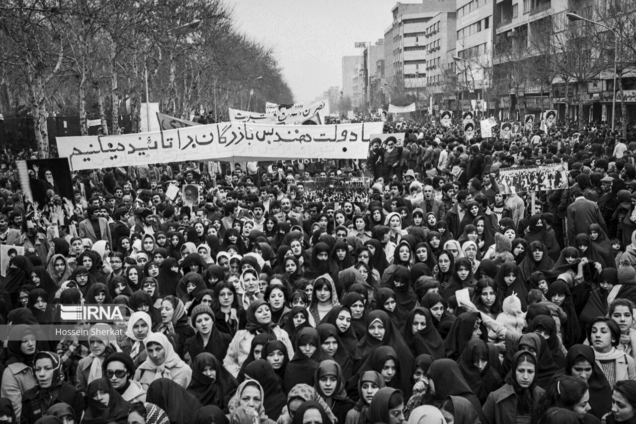 عکس/ روز شمار انقلاب؛ حمایت مردم از حکم امام خمینی(ره)