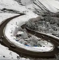 بارش برف و باران در جاده‌های ۱۲ استان کشور؛ لزوم تردد با زنجیر چرخ در معابر کوهستانی