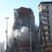 لحظه وحشتناک ریزش ساختمان ۹ طبقه در دیاربکر