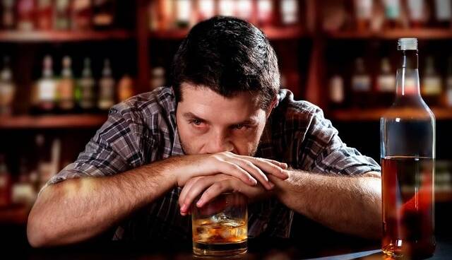 تاثیر داروی یک بیماری پوستی بر کاهش اعتیاد به الکل!