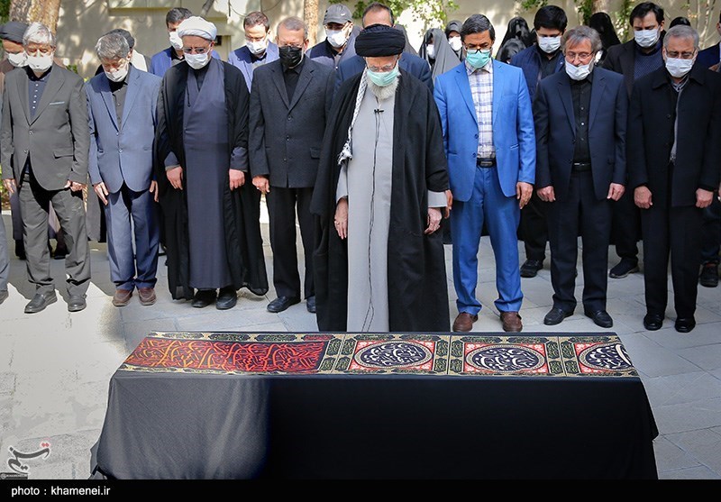آخرین خبر | اقامه نماز رهبر انقلاب بر پیکر همسر شهید مطهری