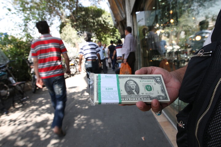 گزارش خبرنگار صداوسیما از بازار ارز در خیابان فاطمی تهران