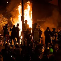 معترضان در آمریکا، یک مرکز آموزشی پلیس را به آتش کشیدند