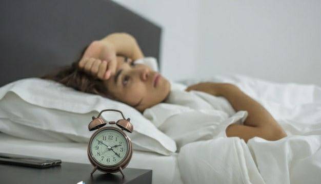 عواملی که باعث تشدید بی خوابی می‌شوند
