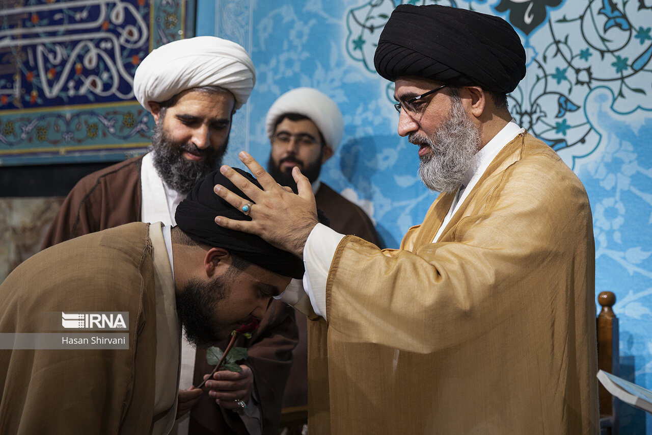 مراسم عمامه گذاری طلاب در شب نیمه شعبان
