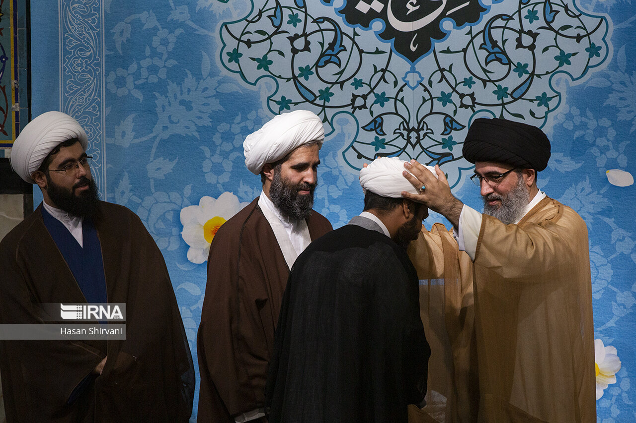 مراسم عمامه گذاری طلاب در شب نیمه شعبان