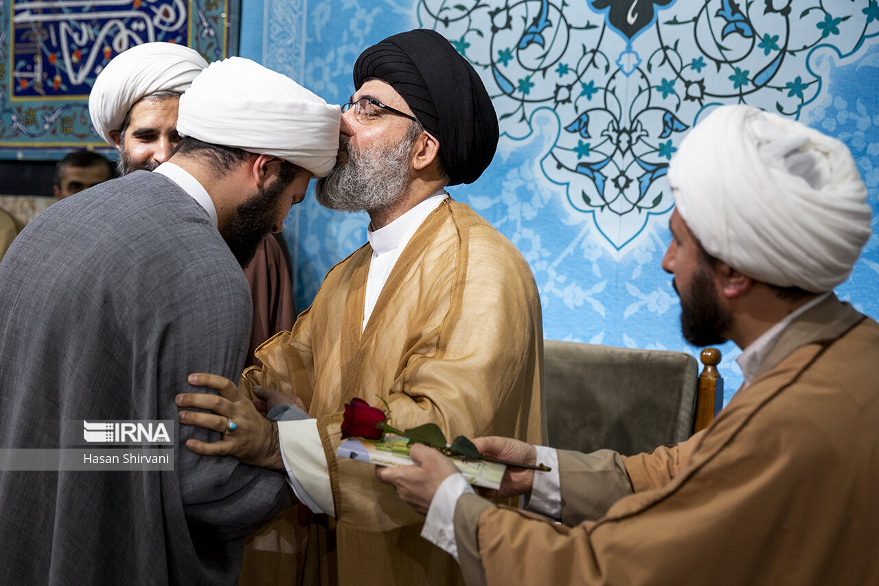 مراسم عمامه گذاری طلاب در شب نیمه شعبان