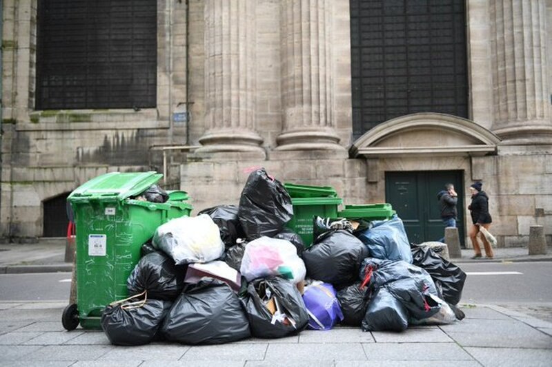 اعتراض در پاریس با زباله!