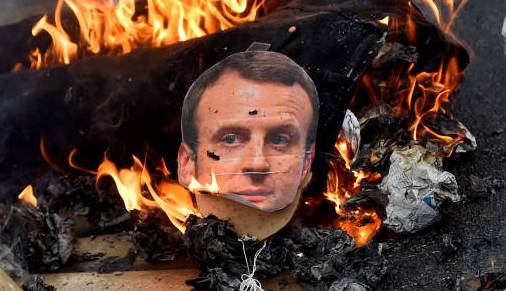 فیلم | ادامه اعتراضات در فرانسه؛ مجسمه رئیس جمهور به آتش کشیده شد