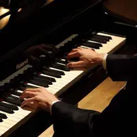 اجرای جذابی با ساز پیانو را تماشا کنید