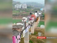 ساخت روی خانه روی یک پل در چین