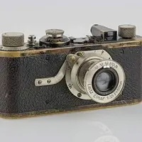 دوربینِ عکاسی ساخت سال 1897 که هنوز کار می کنه به همراه نمونه کار